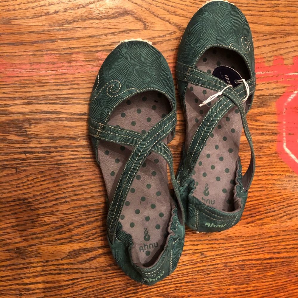 Ahnu Posey green walking shoes size 6
